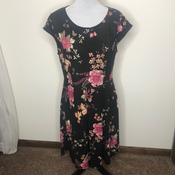 Kaileigh Dresses & Skirts - Kaileigh black floral short sleeve midi dress size medium